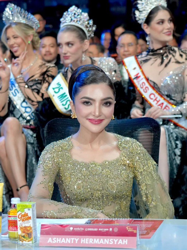 Ibu dari Arsy Hermansyah dan Arsya Hermansyah ini mengaku terharu bisa menjadi juri dalam gelaran Puteri Indonesia 2026. Bersyukur atas pengalaman yang indah ini. Menjadi bagian dari panel juri di Puteri Indonesia 2026 benar-benar menginspirasi melihat begitu banyak wanita luar biasa bersinar dengan tujuan, kecerdasan, dan hati ✨, tulis @ashanty_ash. Foto: Dok. Instagram @ashanty_ash.