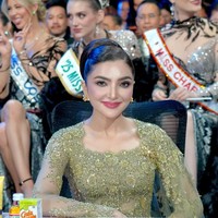 Ibu dari Arsy Hermansyah dan Arsya Hermansyah ini mengaku terharu bisa menjadi juri dalam gelaran Puteri Indonesia 2026. Bersyukur atas pengalaman yang indah ini. Menjadi bagian dari panel juri di Puteri Indonesia 2026 benar-benar menginspirasi melihat begitu banyak wanita luar biasa bersinar dengan tujuan, kecerdasan, dan hati ✨, tulis @ashanty_ash. Foto: Dok. Instagram @ashanty_ash.