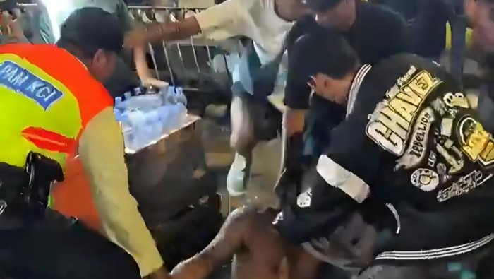 Tangkapan layar pria diduga preman dikeroyok di Stasiun Bogor