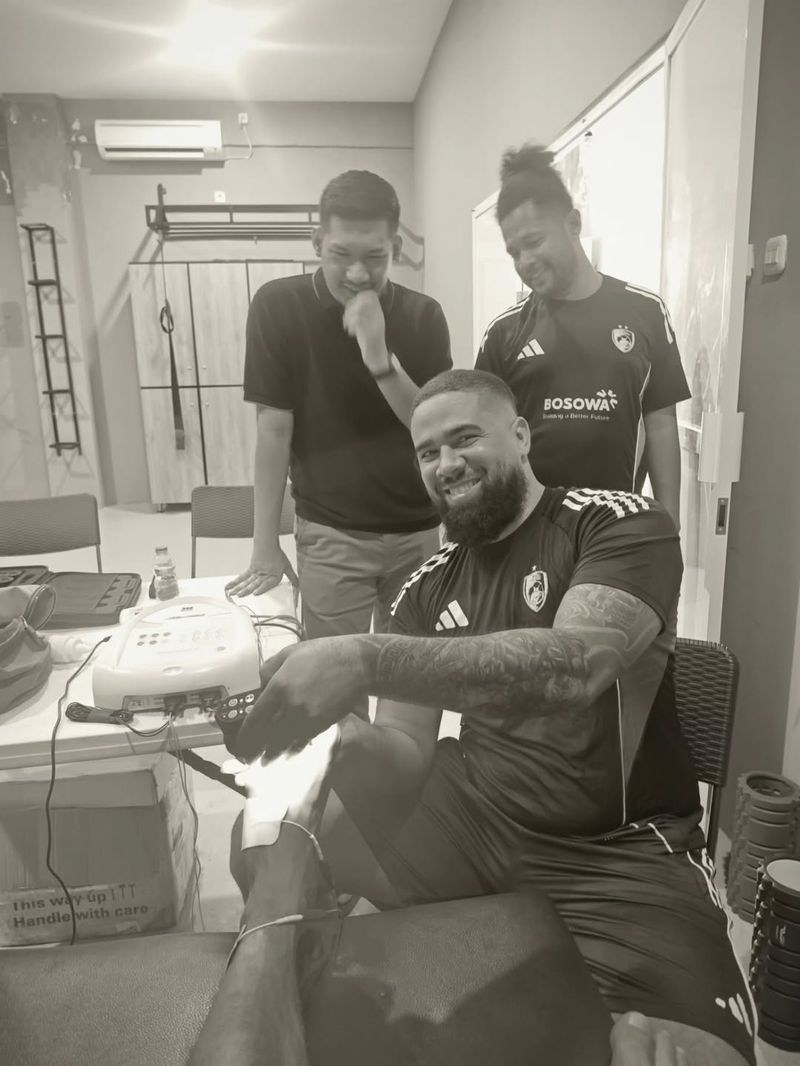 Tim medis PSM Makassar saat merawat kaki Victor Dethan yang cedera. Tim medis PSM Makassar saat merawat kaki Victor Dethan yang cedera.