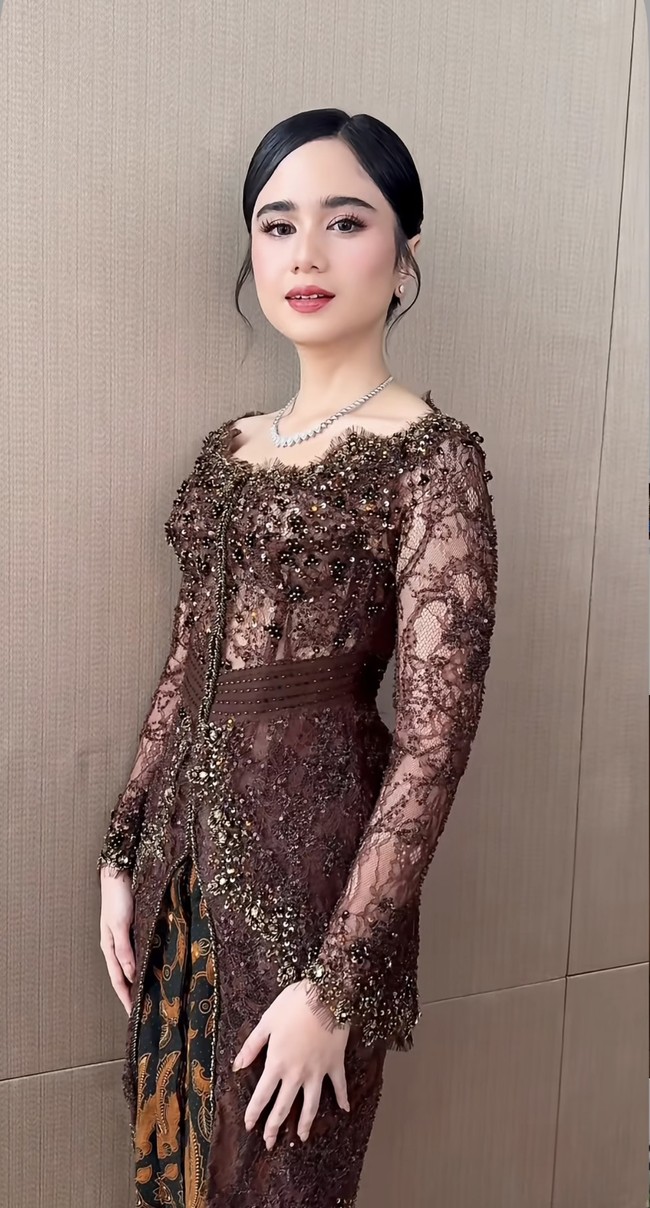 Tissa mengenakan kebaya berwarna cokelat rancangan Fadlan Indonesia. Kebaya terssebut memiliki detail bordir dan payet yang halus, menciptakan kesan mewah tanpa terlihat berlebihan. Potongan kebaya yang mengikuti bentuk tubuh juga membuat tampilannya semakin anggun. Foto: Instagram/@nooibeauty