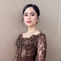 Tissa mengenakan kebaya berwarna cokelat rancangan Fadlan Indonesia. Kebaya terssebut memiliki detail bordir dan payet yang halus, menciptakan kesan mewah tanpa terlihat berlebihan. Potongan kebaya yang mengikuti bentuk tubuh juga membuat tampilannya semakin anggun. Foto: Instagram/@nooibeauty