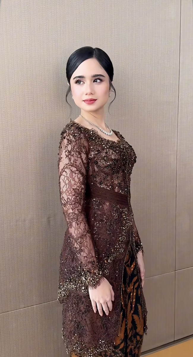 Kebaya yang dikenakan Tissa memiliki model kutubaru dengan potongan modern. Bagian pinggang diberi aksen seperti belt yang menegaskan siluet tubuhnya, memberikan kesan ramping dan proporsional. ebaya tersebut dengan kain batik bernuansa gelap dengan motif klasik. Kebaya tersebut dipadukan dengan kain batik bernuansa gelap dengan motif klasik. Foto: Instagram/@nooibeauty