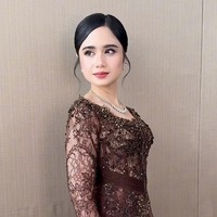 Kebaya yang dikenakan Tissa memiliki model kutubaru dengan potongan modern. Bagian pinggang diberi aksen seperti belt yang menegaskan siluet tubuhnya, memberikan kesan ramping dan proporsional. ebaya tersebut dengan kain batik bernuansa gelap dengan motif klasik. Kebaya tersebut dipadukan dengan kain batik bernuansa gelap dengan motif klasik. Foto: Instagram/@nooibeauty