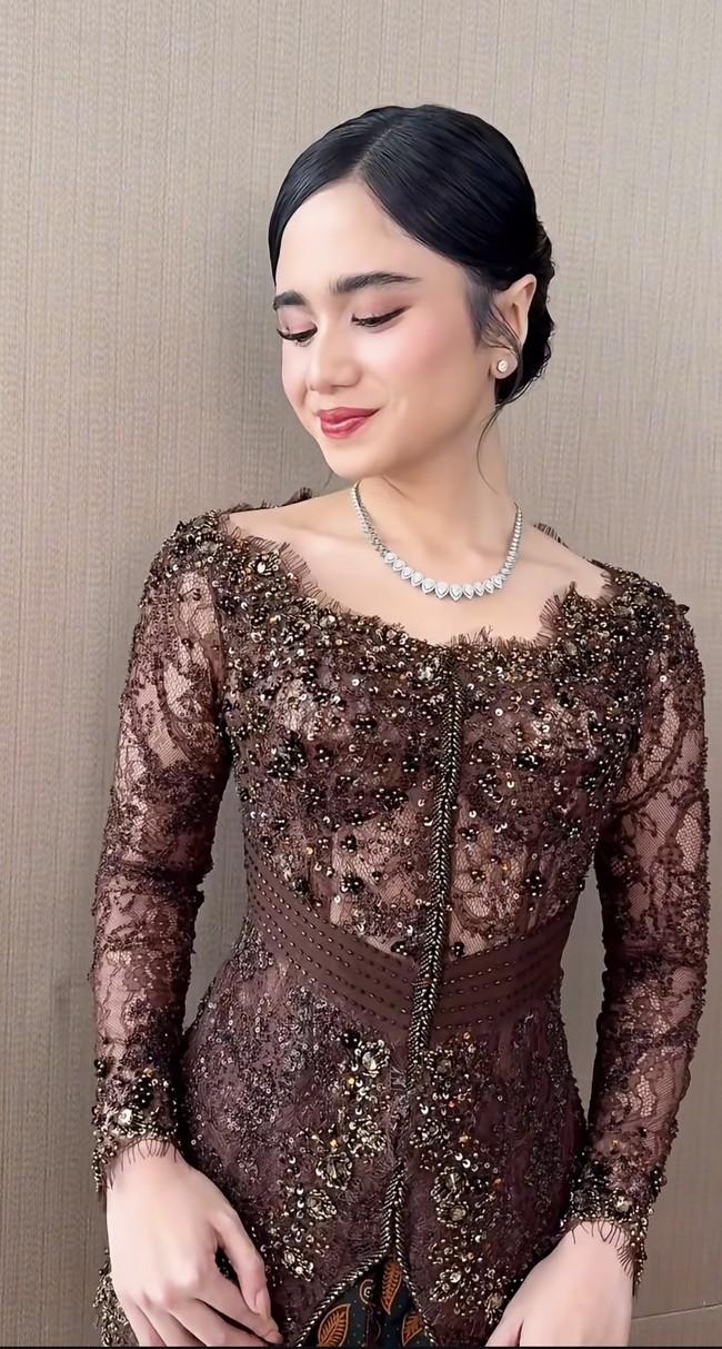 Tissa memilih gaya rambut sanggul sederhana dengan belahan samping yang rapi. Tampilan ini memberikan kesan dewasa dan anggun, sekaligus menonjolkan fitur wajahnya. Foto: Instagram/@nooibeauty