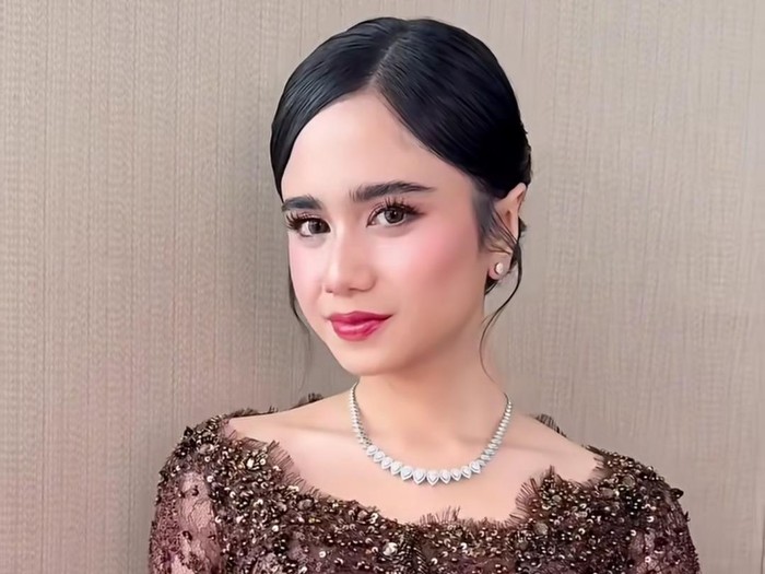 Tissa Biani berkebaya di pernikahan El Rumi dan Syifa Hadju.