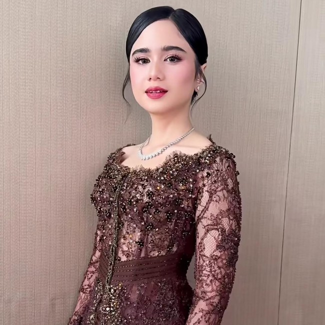 Visual Tissa Biani Berkebaya di Akad Nikah El Rumi dan Syifa Hadju