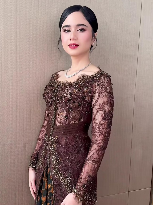 Visual Tissa Biani Berkebaya di Akad Nikah El Rumi dan Syifa Hadju