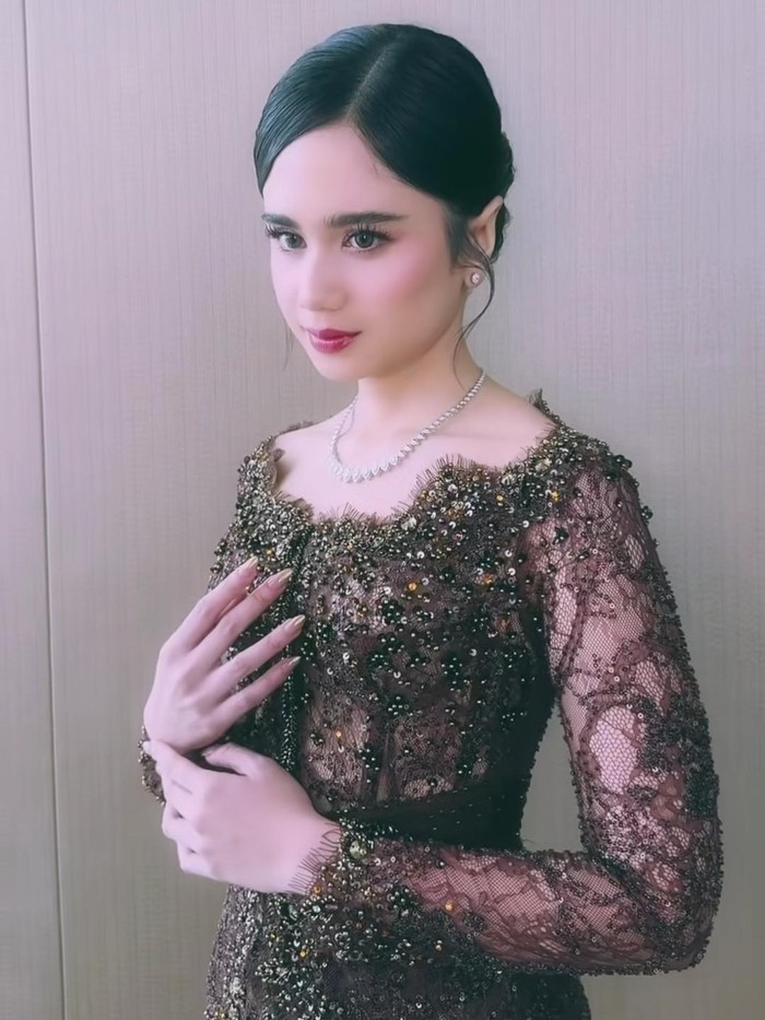 Tissa Biani berkebaya di pernikahan El Rumi dan Syifa Hadju.
