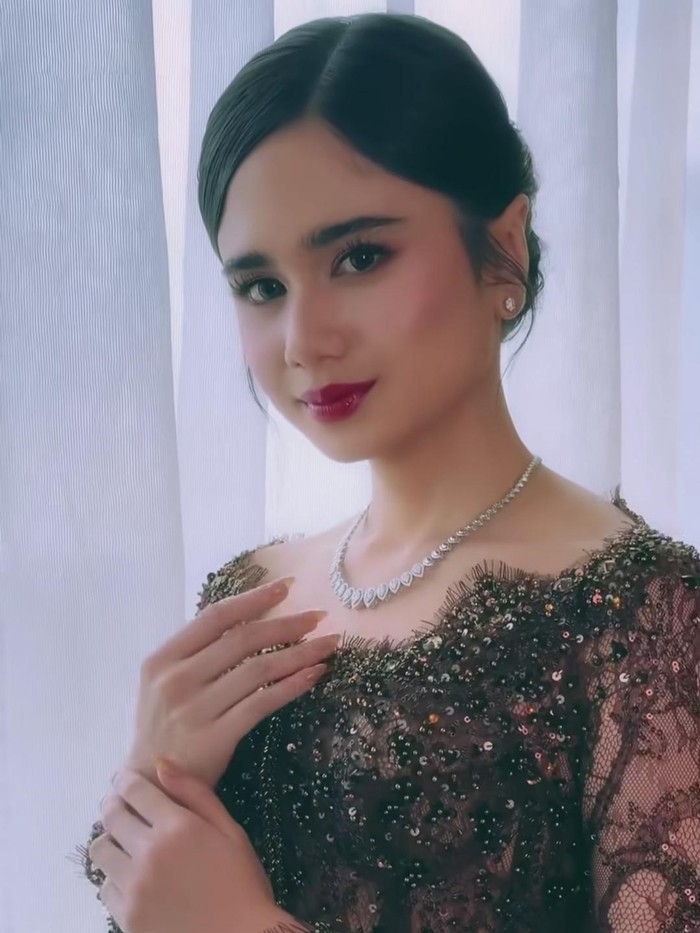 Tissa Biani berkebaya di pernikahan El Rumi dan Syifa Hadju.