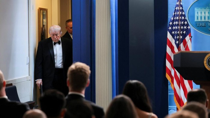 Presiden Amerika Serikat Donald Trump menyampaikan pernyataan resmi di Gedung Putih menyusul insiden penembakan yang terjadi saat makan malam tahunan White House Correspondents Association (WHCA), Sabtu (25/4/2026). REUTERS/Jonathan Ernst