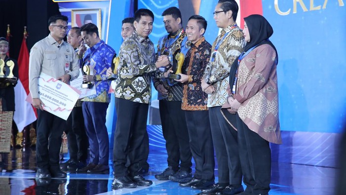 Wali Kota Palembang Ratu Dewa menerima penghargaan dari Kemendagri