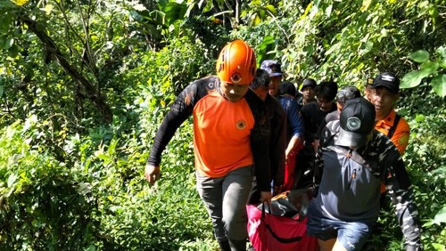 Jenazah korban tenggelam di Air Terjun Tembok Barak, Desa Sambangan, Sukasada, Buleleng dievakuasi oleh Tim SAR Gabungan, Minggu (26/4/2026).
