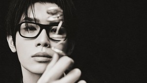 Kim Tae Rae tampil beda dengan kaca mata frame hitam. (Foto: dok. WAKEONE)