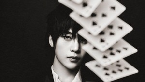 Seok Matthew ngasih kesan magician dalam foto dengan foreground kartu. (Foto: dok. WAKEONE)