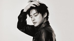 Kim Jin Woong tampil dengan outfit leather. (Foto: dok. WAKEONE)