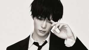 Foto terbaru ZEROBASEONE mengusung tema hitam-putih. Begini gaya Sung Han Bin dengan kemeja putih, dasi dan jas hitam. (Foto: dok. WAKEONE)