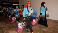 Sebanyak 359 calon haji asal Samarinda diberangkatkan menuju Madinah, Arab Saudi, untuk menunaikan ibadah haji. ANTARA FOTO/Angga Palguna