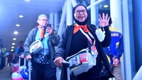 Calon haji dari kelompok terbang (kloter) pertama embarkasi Balikpapan (BPN 01) berjalan menuju pesawat Airbus A330-900neo milik maskapai penerbangan Garuda Indonesia di Bandara Sultan Aji Muhammad Sulaiman Sepinggan, Balikapapan, Kalimantan Timur, Minggu (26/4/2026). ANTARA FOTO/Angga Palguna