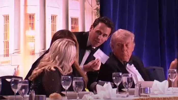 Momen ketika Trump dikawal keluar dari makan malam gala setelah terjadi insiden keamanan.