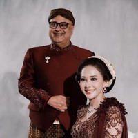 Maia tampil serasi dengan suaminya, Irwan Mussry di acara akad nikah putranya, El Rumi. Maia memilih kebaya warna marun dengan detail penuh payet dan bordir. Melengkapi penampilannya, Maia mengenakan set perhiasan dengan batu ruby yang berwarna senada kebayanya, membuat penampilannya makin elegan dan mewah. Foto: Instagram/@maiaestiantyreal