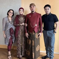 Mulan Jameela dan Ahmad Dhani juga terlihat mengenakan busana seragam keluarga berwarna marun. Penampilan Mulan terlihat tertutup dan santun lengkap dengan hijab polos senadaa. Perhiasan yang dikenakannya pun tampak lebih minimalis dengan beberapa cincin yang melingkar di jari-jarinya. Foto: Instagram/@mulanjameela1