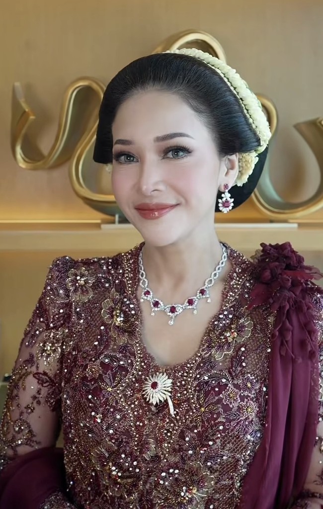 Untuk riasan, Maia mempercayakan pada MUA langganannya, Dean. Wajahnya tampak flawless dengan hasil akhir satin-glowy. Blush on pink-peach yang soft, memberi kesan segar, serta lipstik glossy warna coral-nude memberikan kesan natural tapi tetap mewah. Rambutnya ditata dengan sanggul klasik bergaya sleek dihiasi untaian bunga melati. Foto: Instagram/@maiaestiantyreal