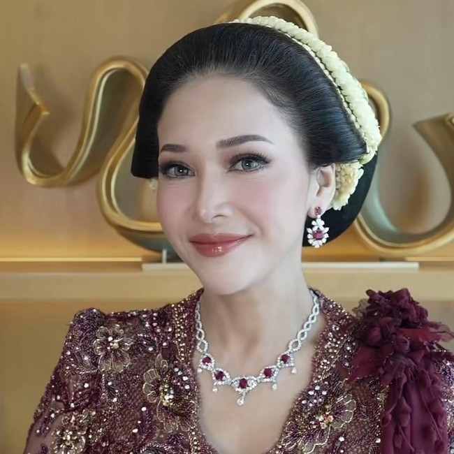 Berbusana Senada, Adu Gaya Maia Estianty-Mulan Jameela di Pernikahan El Rumi