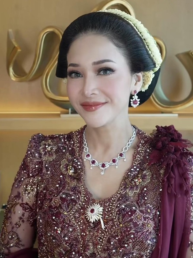 Berbusana Senada, Adu Gaya Maia Estianty-Mulan Jameela di Pernikahan El Rumi