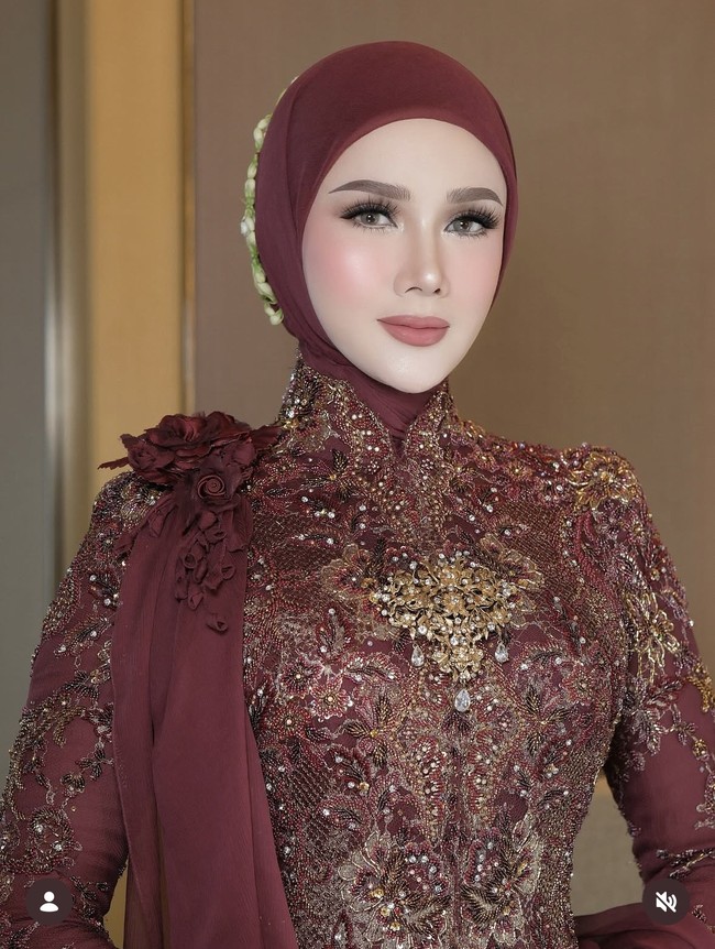 Mulan memilih tampil dengan riasan matte-glowy finish hasil tangan MUA Adi Rustana. Eyeshadow cokelat dengan sedikit shimmer dipadukan dengan eyeliner tajam dan bulu mata panjang. Blush pink lembut dengan contour halus, membentuk wajah lebih tirus serta lipstik nude-pink matte, membuatnya terlihat sophisticated. Foto: Instagram/@mulanjameela1