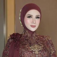 Mulan memilih tampil dengan riasan matte-glowy finish hasil tangan MUA Adi Rustana. Eyeshadow cokelat dengan sedikit shimmer dipadukan dengan eyeliner tajam dan bulu mata panjang. Blush pink lembut dengan contour halus, membentuk wajah lebih tirus serta lipstik nude-pink matte, membuatnya terlihat sophisticated. Foto: Instagram/@mulanjameela1
