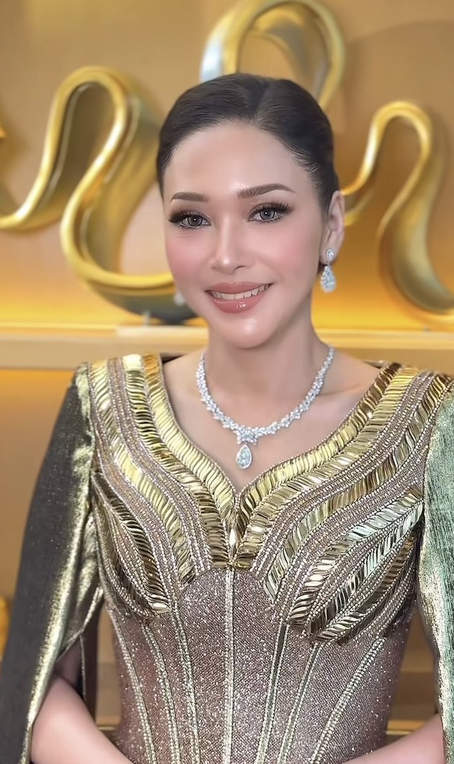 Penampilan Maia terlihat dewy dan segar dengan paduan blush on peach yang lembut serta soft smokey eyes. Bibirnya dipulas dengan lipstik berwarna nude peach yang glossy. Penampilannya semakin mewah dengan set berlian yang memberikan kesan klasik dan mahal. Foto: Instagram/@deanmua_