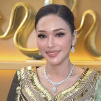 Penampilan Maia terlihat dewy dan segar dengan paduan blush on peach yang lembut serta soft smokey eyes. Bibirnya dipulas dengan lipstik berwarna nude peach yang glossy. Penampilannya semakin mewah dengan set berlian yang memberikan kesan klasik dan mahal. Foto: Instagram/@deanmua_