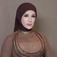 Untuk momen resepsi, Mulan Jameela mengenakan gaun rancangan desainer Wiki Wu. Foto: Instagram/@wikiwu5