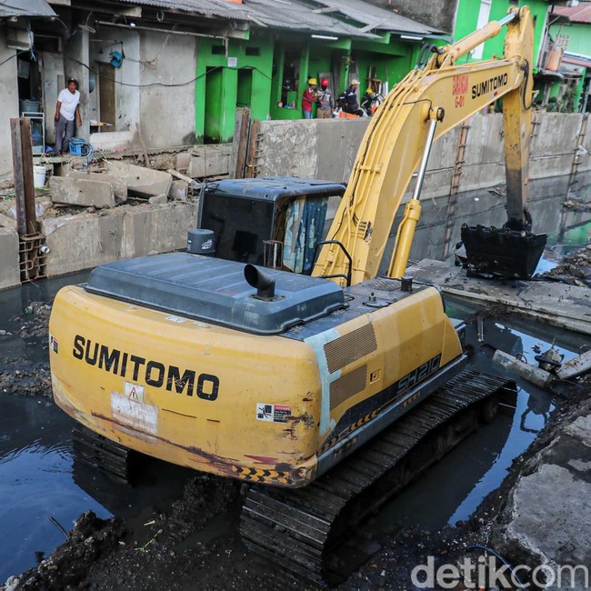 Aksi Alat Berat di Kali Cakung Lama, Lumpur Diangkut Demi Lawan Banjir