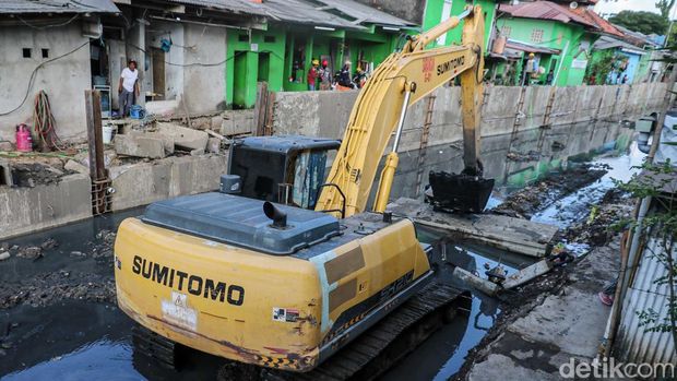Aksi Alat Berat di Kali Cakung Lama, Lumpur Diangkut Demi Lawan Banjir Aktivitas alat berat tampak mendominasi proses normalisasi di Kali Cakung Lama, Senin (27/4/2026). Sejumlah pekerja mengoperasikan ekskavator untuk mengeruk lumpur yang mengendap di dasar kali sebagai bagian dari upaya mengurangi risiko banjir di wilayah Jakarta Utara.