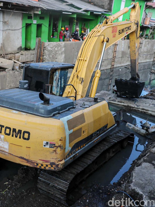 Aksi Alat Berat di Kali Cakung Lama, Lumpur Diangkut Demi Lawan Banjir