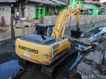 Aksi Alat Berat di Kali Cakung Lama, Lumpur Diangkut Demi Lawan Banjir
