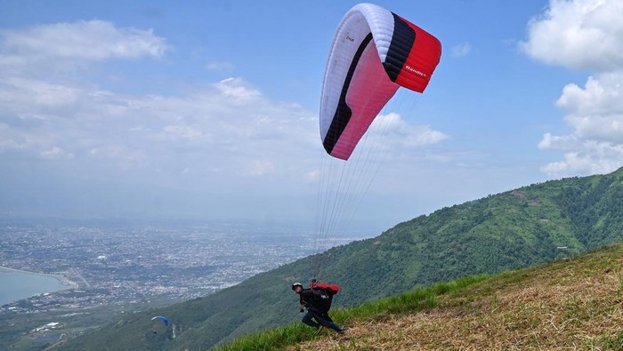 Seorang peserta bersiap untuk terbang pada International Paragliding Cross Country di Bukit Salena, Palu, Sulawesi Tengah, Senin (27/4/2026). Kejuaraan yang digelar Federasi Aero Sport Indonesia (FASI) dan merupakan salah satu kalender internasional itu adalah seri pertama dari rangkaian International Paragliding Cross Country 2026 yang diikuti oleh 78 atlet dari tujuh negara dan 11 provinsi di Indonesia. ANTARA FOTO/Basri Marzuki