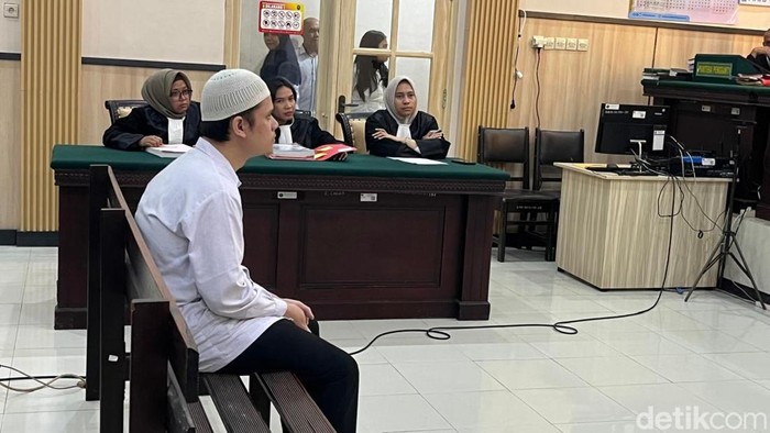 Alvi Maulana, terdakwa mutilasi Tiara, pacarnya saat sidang di PN Mojokerto