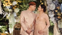 Usai pernikahan El Rumi dengan Syifa Hadju di Jakarta, Alyssa Daguise dengan Al Ghazali, memang memilih untuk tetap di Jakarta menanti kelahiran anak pertama. Foto: Instagram @alyssadaguise