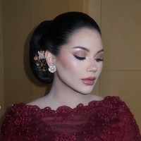 Wajahnya dipulas dengan riasan soft glam dengan sentuhan elegan hasil tangan MUA Rhay David. Kompleksinya tampak flawless dengan foundation full coverage yang halus dan satin finish. Paduan blush peach-rosy yang lembut, contour tipis, serta lipstik nude pink semakin menyempurnakan tampilannya. Foto: Instagram/@rhay_david
