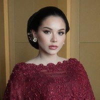 Serasi dengan busana yang dikenakan, Alyssa menata rambutnya dalam gaya sanggul klasik yang sleek dan rapi. Ia juga mempercantik bagian rambutnya dengan aksesori rambut bernuansa emas di sisi samping sanggul. Foto: Instagram/@rhay_david