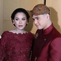 Alyssa tampil kompak dengan suaminya, Al Ghazali yang mengenakan busana senada. Al tampil kenakan beskap lengkap dengan blangkon di kepalanya. Foto: Instagram/@rhay_david