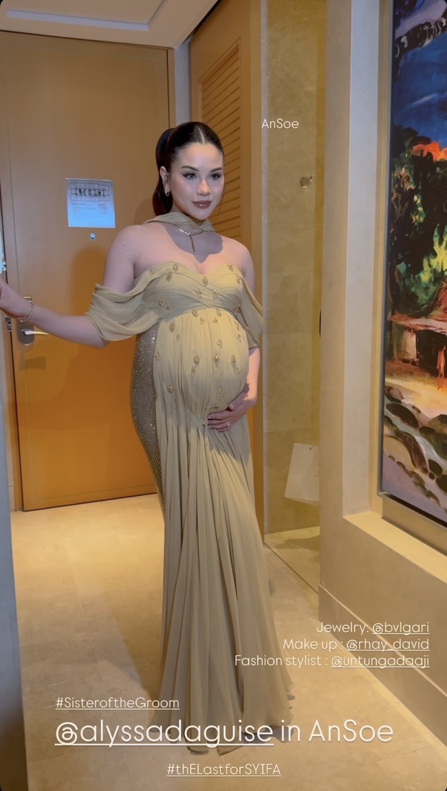Penampilan Alyssa kembali bikin salfok di acara resepsi pernikahan El Rumi dan Syifa Hadju. Kali ini ia memilih kenakan gaun panjang bernuansa nude-beige rancangan desainer Ansoe. Foto: Instagram/@rhay_david