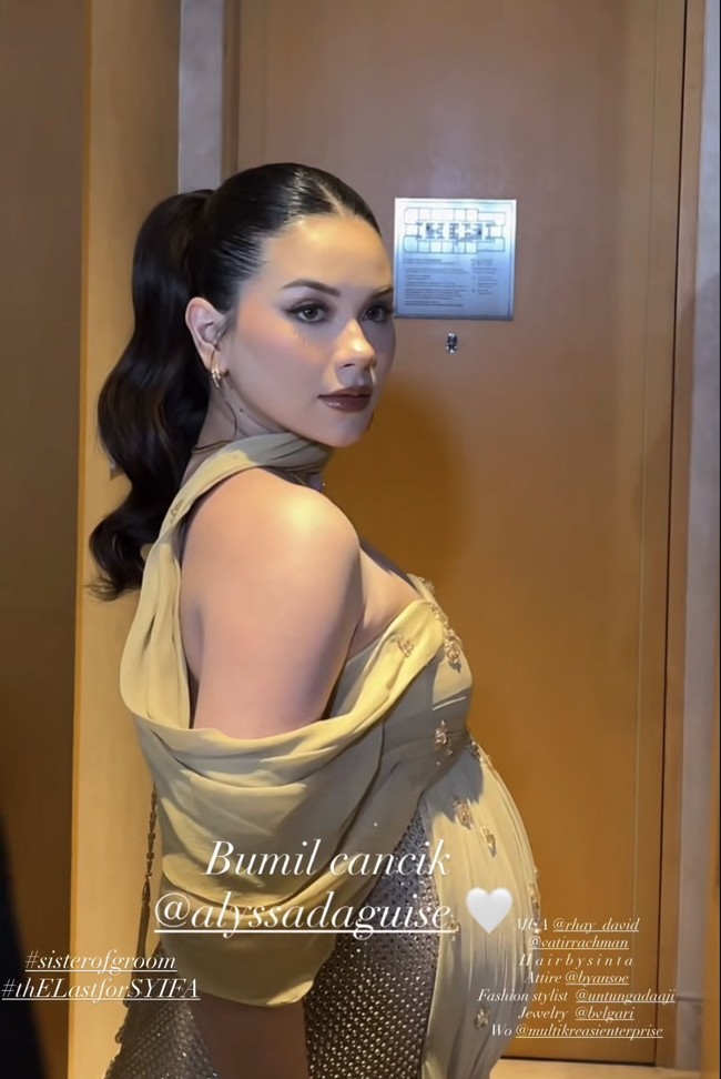 Rambut ditata sleek dengan belahan tengah dan ditarik rapi ke belakang menjadi ponytail. Pesona kecantikan Alyssa di nikahan adik iparnya itu tampak begitu unreal. YaAllah cantiiiiikk bangeet bumil, tulis salah satu komentar. Bumill tercantikk, komentar lain. Foto: Instagram/@rhay_david