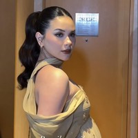 Rambut ditata sleek dengan belahan tengah dan ditarik rapi ke belakang menjadi ponytail. Pesona kecantikan Alyssa di nikahan adik iparnya itu tampak begitu unreal. YaAllah cantiiiiikk bangeet bumil, tulis salah satu komentar. Bumill tercantikk, komentar lain. Foto: Instagram/@rhay_david