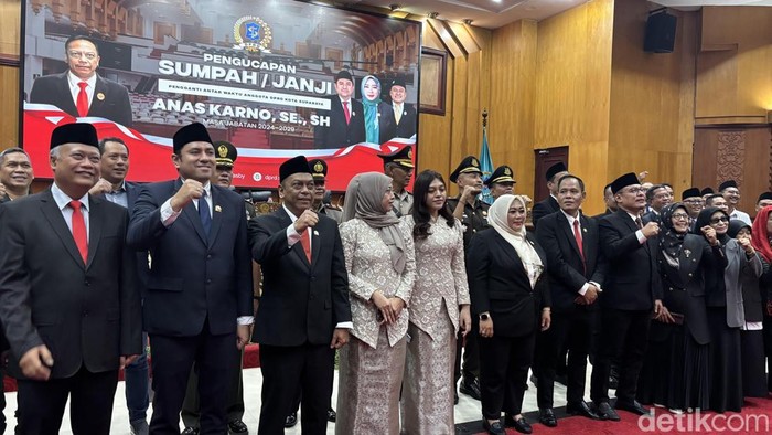 Anas Karno resmi dilantik sebagai anggota DPRD Surabaya menggantikan mendiang Adi Sutarwijono.
