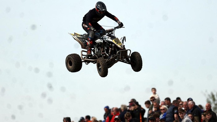 Balapan ekstrem penuh adrenalin tersaji dalam ajang Quad & Sidecarcross NETT 2026 yang digelar di Iron Works Moto Park, Middlesbrough, pada 26 April 2026. Para pembalap tampil habis-habisan menaklukkan lintasan berlumpur dengan kecepatan tinggi, menciptakan aksi menegangkan sepanjang perlombaan. REUTERS/Lee Smith