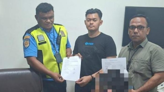 Dua penumpang di Bandara Djalaluddin Gorontalo ditahan karena membawa 1,3 kg emas ilegal tanpa dokumen.